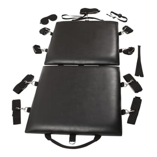 Bondage-Brett mit BDSM-Befestigungselementen und Zubehör