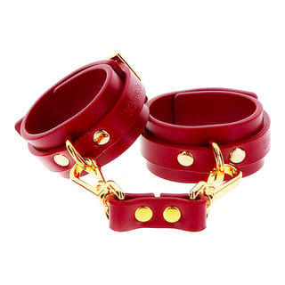 Attaches pour poignets en similicuir rouge Taboom Bondage in Luxury Attaches pour poignets en similicuir rouge Taboom Bondage in Luxury